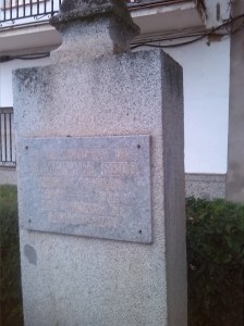 Lápida dedicada al Dr. Seco en la plazoleta